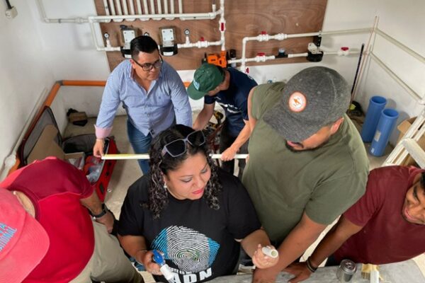 Marisol, Wily, Jerry and Marcos preparing the filling area, meanwhile Ricky and Wily 2 cutting pipe.