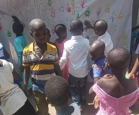 Children at their Agua Viva handprint banner