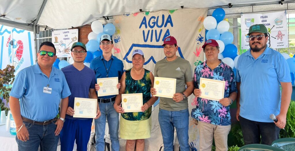 Operators with their diploma and caps, given by Ricardo on the left and Wily on the right