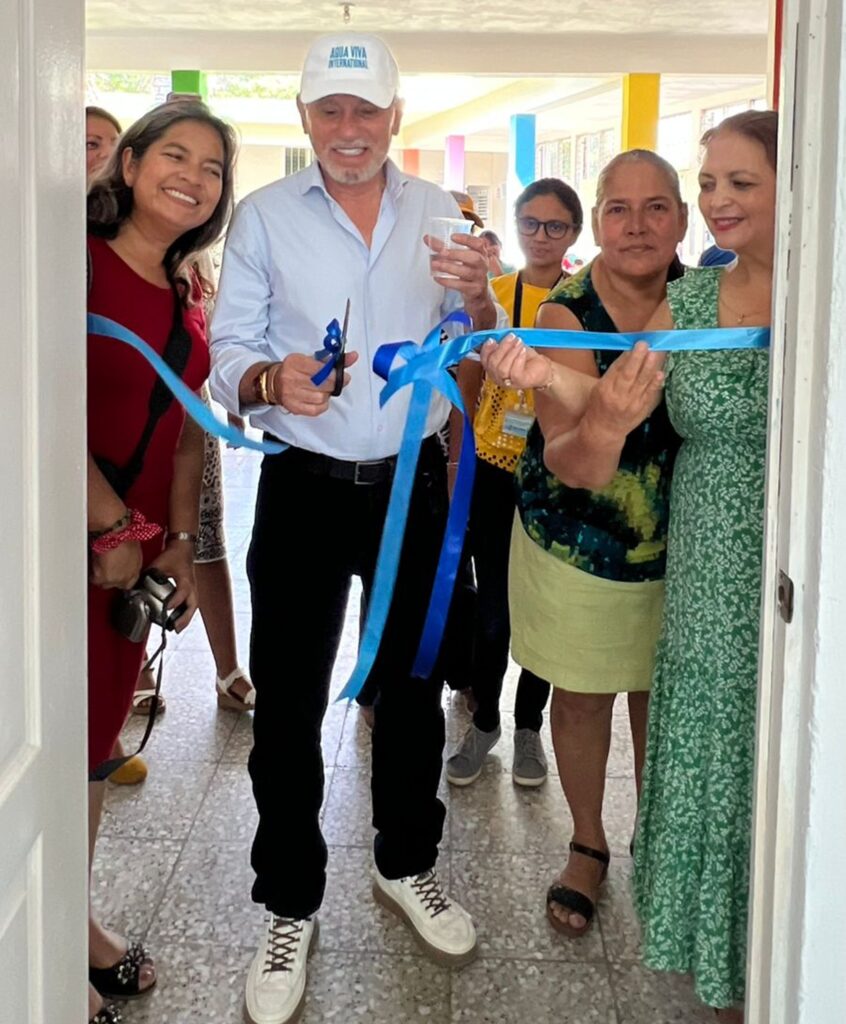 Manuel Fuentes, Legal representative of CADEP cutting the ribbon
